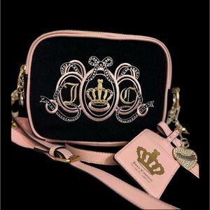 🖤🩷Juicy Couture Lovers Club Liquorice
Black/Pink Camera Shoulder Bag
Crown NWT🩷🖤